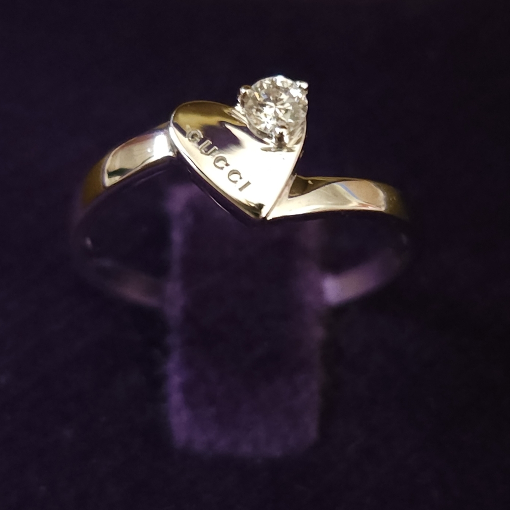 18k white gold diamond Gucci ring